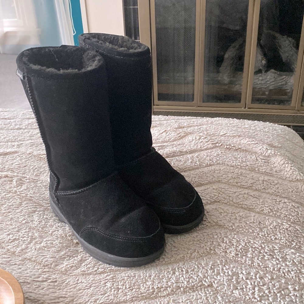 Basically new Bearpaw boots